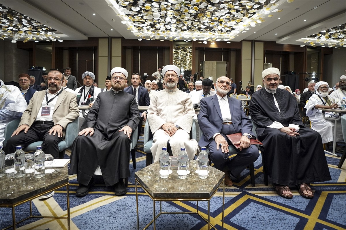 Dünya Müslüman Alimler Birliği ve Türkiye'deki İslam Alimleri Vakfı işbirliğinde düzenlenen, 50...