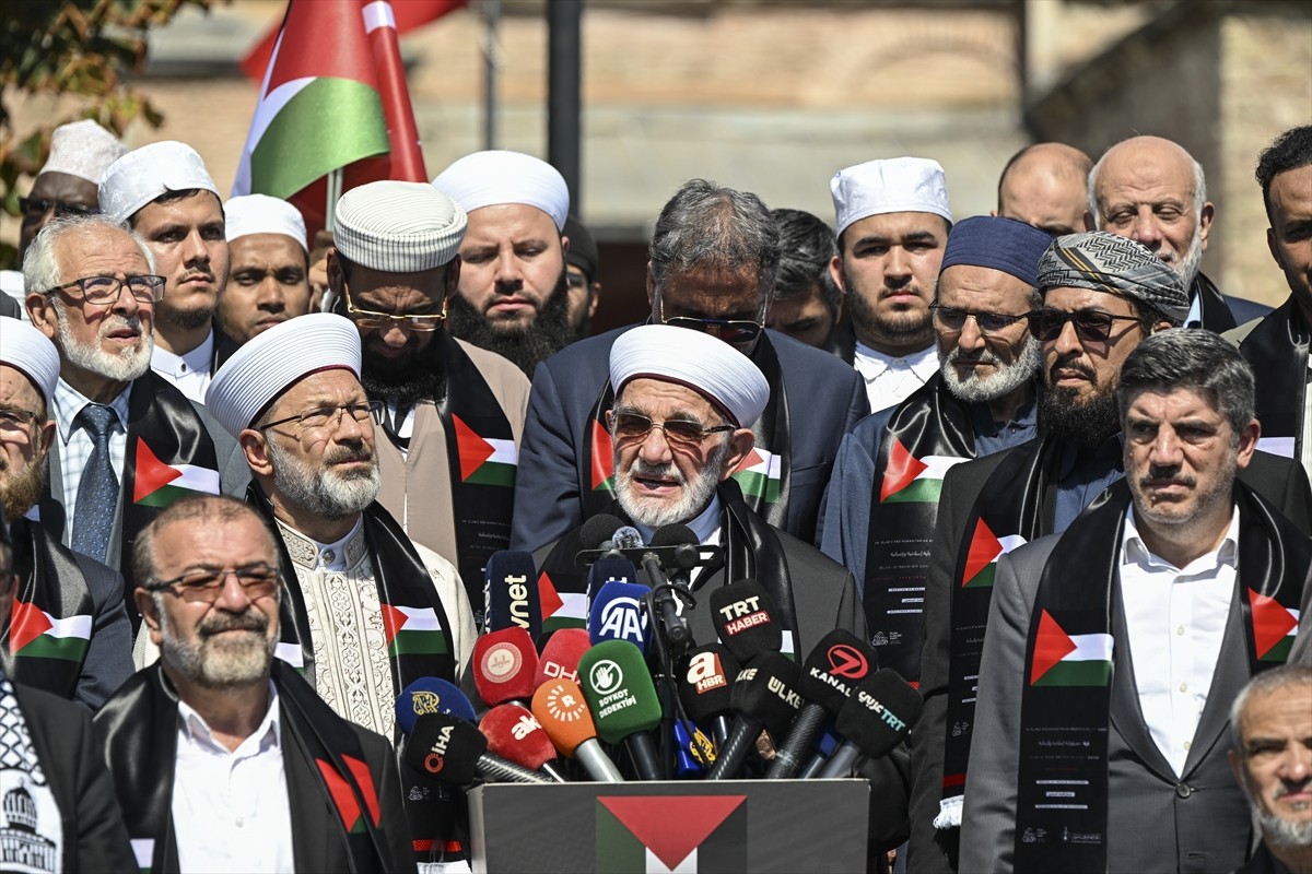 Dünya Müslüman Alimler Birliği ve Türkiye'deki İslam Alimleri Vakfı işbirliğinde düzenlenen, 50...