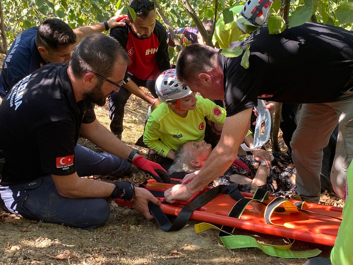 Düzce'nin Cumayeri ilçesinde 2 gün önce kaybolan 81 yaşındaki kadın, fındık bahçesinde sağ...