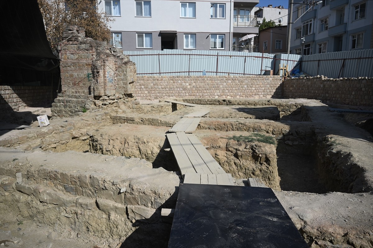 Edirne'de günümüze sadece yıkık duvarı ulaşan tarihi Çokalca Camisi'nin ihyası için başlatılan...