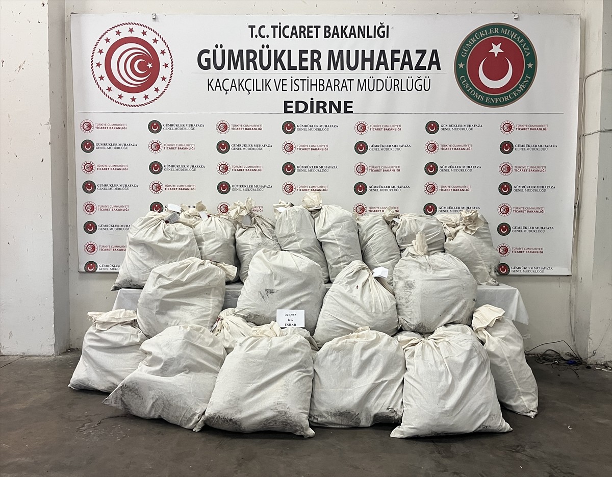 Edirne'de Kapıkule Sınır Kapısı'ndaki kaçakçılık operasyonlarında 245 kilo 932 gram esrar ele...