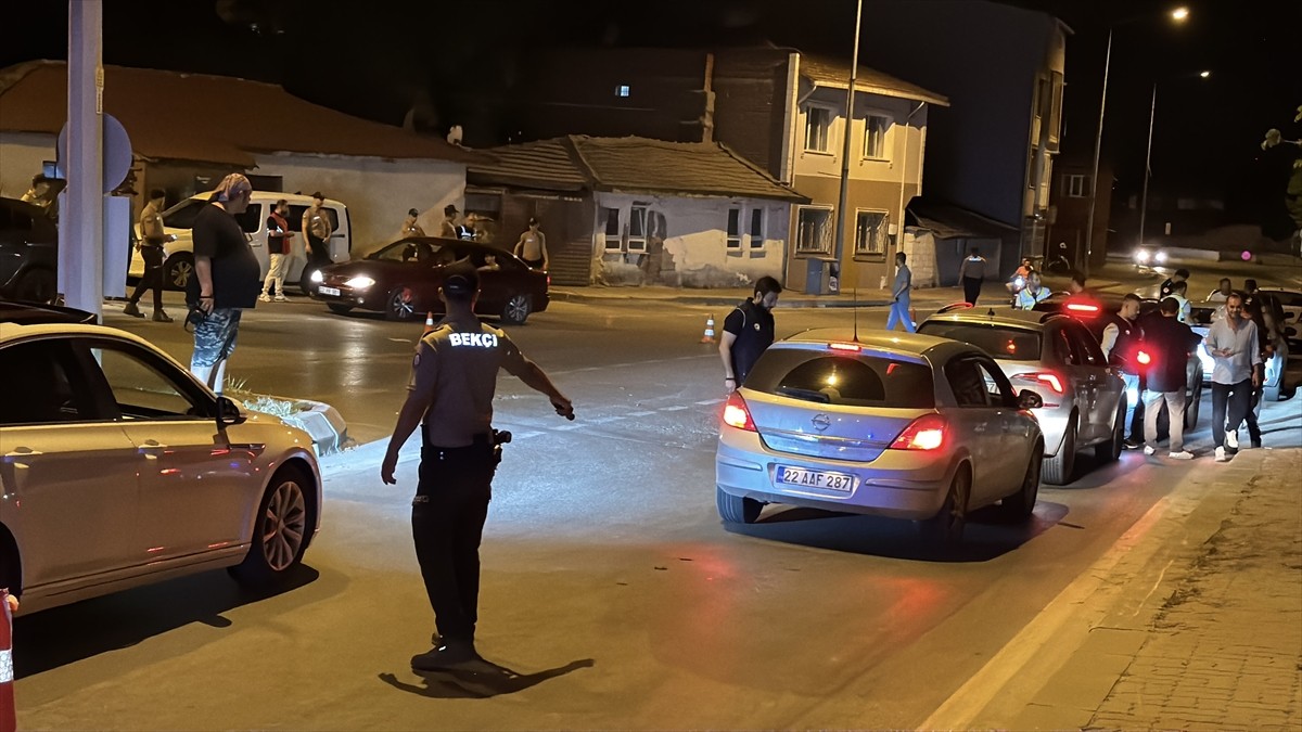 Edirne'de polis kontrol noktası yakınında aracını bırakıp yaya olarak kaçmaya çalışan alkollü...