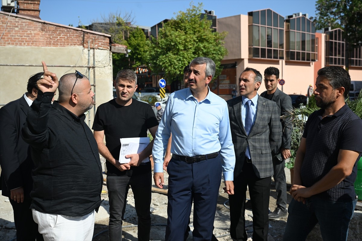 Edirne'de Selimiye Meydanı'nda bulunan Havlucular Hanı ve Mezit Bey Hamamı'ndaki restorasyon...