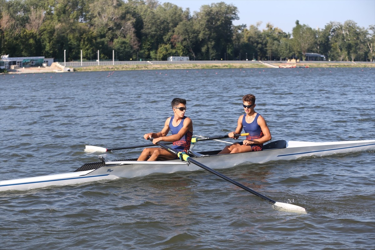 Edirne'deki Meriç Nehri'nde düzenlenen Gençler Türkiye Kürek Şampiyonası, ikinci gün yarışlarıyla...