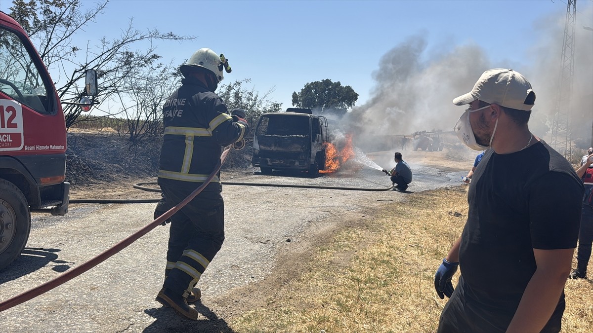 Edirne'nin Süloğlu ilçesinde seyir halindeki akaryakıt tankerinde çıkan yangın itfaiye ekipleri...