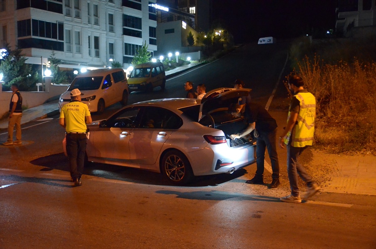 Edirne Emniyet Müdürlüğünce yapılan trafik ve asayiş denetiminden kaçan şüpheliler polis...