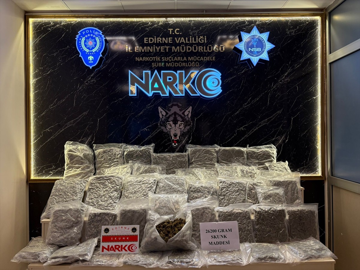 Edirne İl Emniyet Müdürlüğü ekiplerince, bir otomobilde 26 kilo 200 gram sentetik uyuşturucu ele...