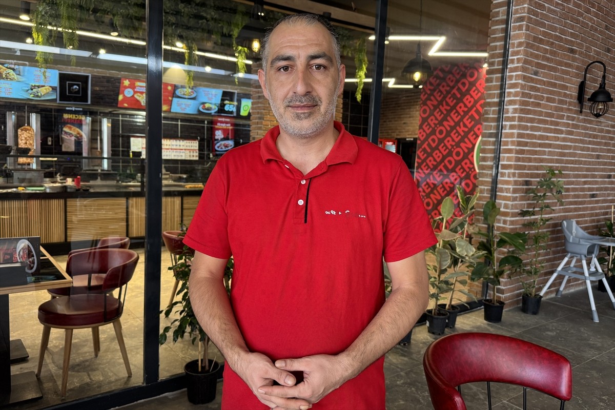 Elazığ'da bir lokantada çalışan döner ustasının, boğazına ekmek parçası takılan müşterisini...