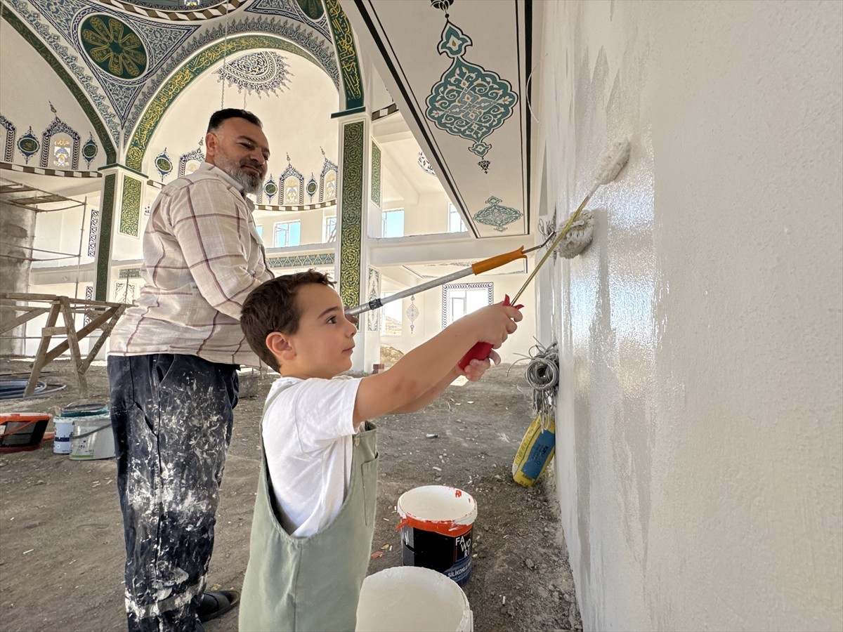 Elazığ'da yaşayan Hasan Alan, Pençe-Kilit Operasyonu bölgesinde geçen yıl şehit olan oğlu Piyade...