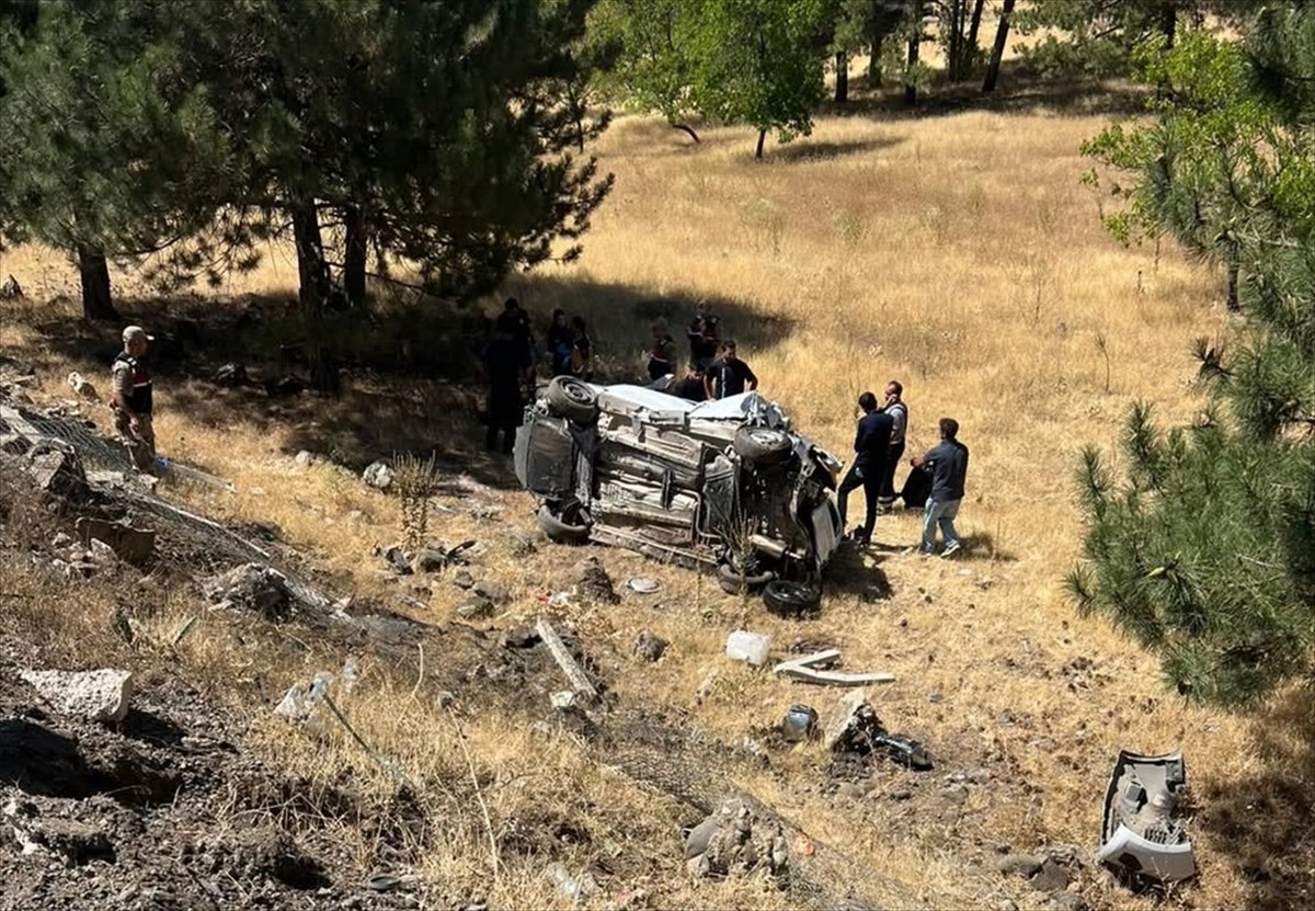 Elazığ'ın Kovancılar ilçesinde hafif ticari aracın şarampole devrilmesi sonucu 3 kişi...