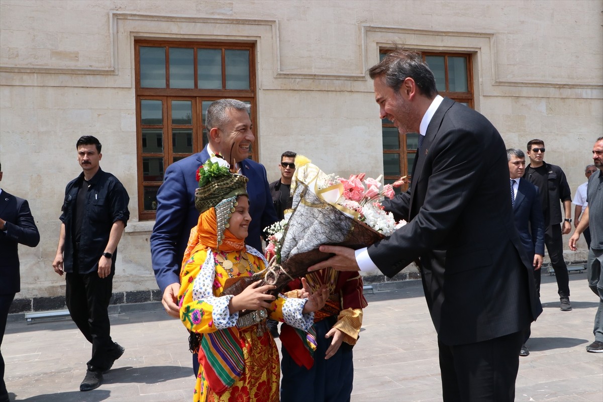Enerji ve Tabii Kaynaklar Bakanı Alparslan Bayraktar, Kilis Valiliğini ziyaret etti. Bayraktar'ı...