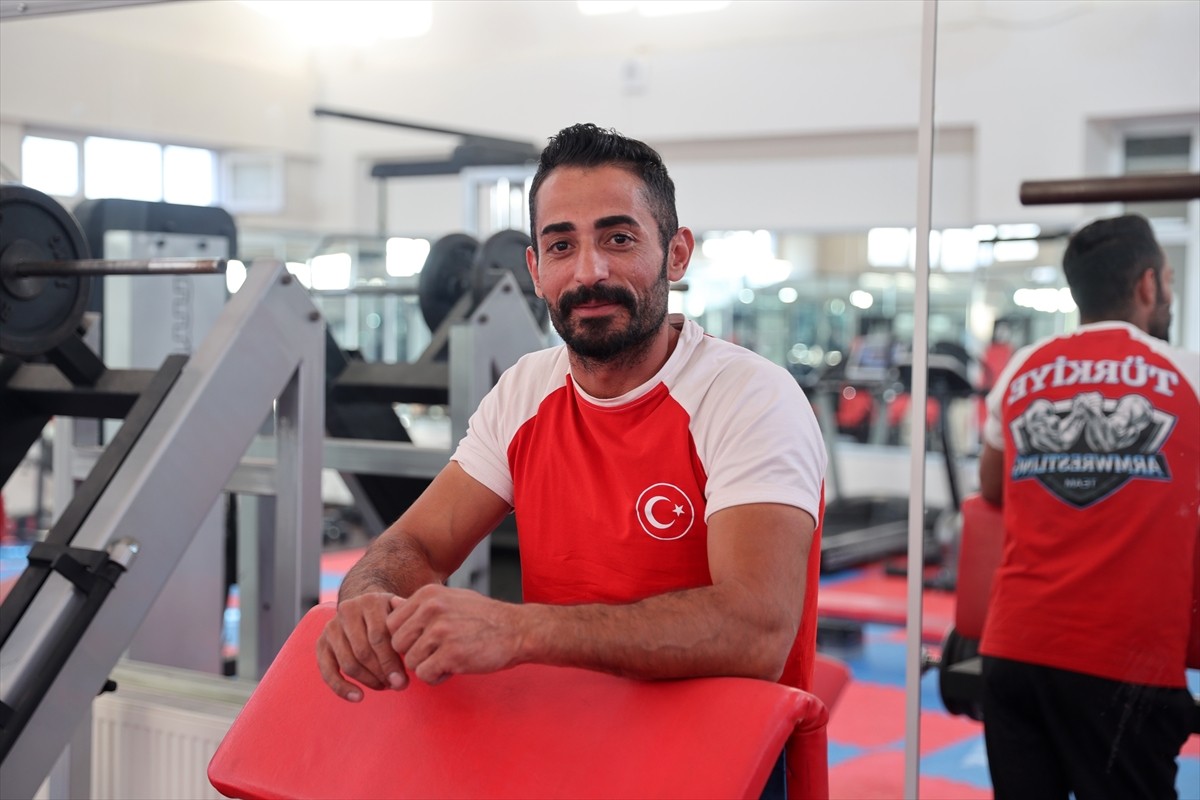 Engelli bilek güreşinde Türkiye birincilikleri kazanan 30 yaşındaki Ceyhan Ağbal, başarısını...