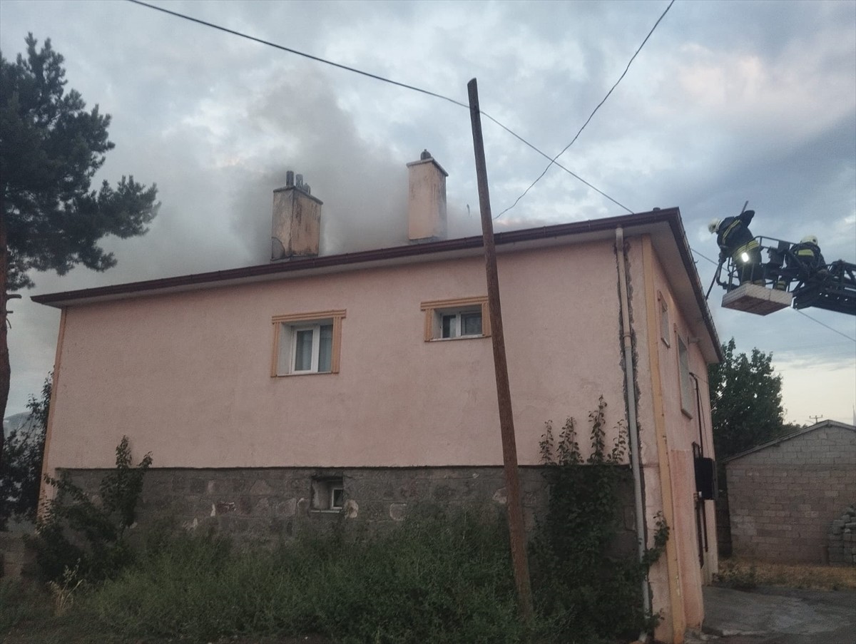 Erzincan'da 2 katlı binanın çatı katında çıkan yangın itfaiye ekiplerinin müdahalesiyle...