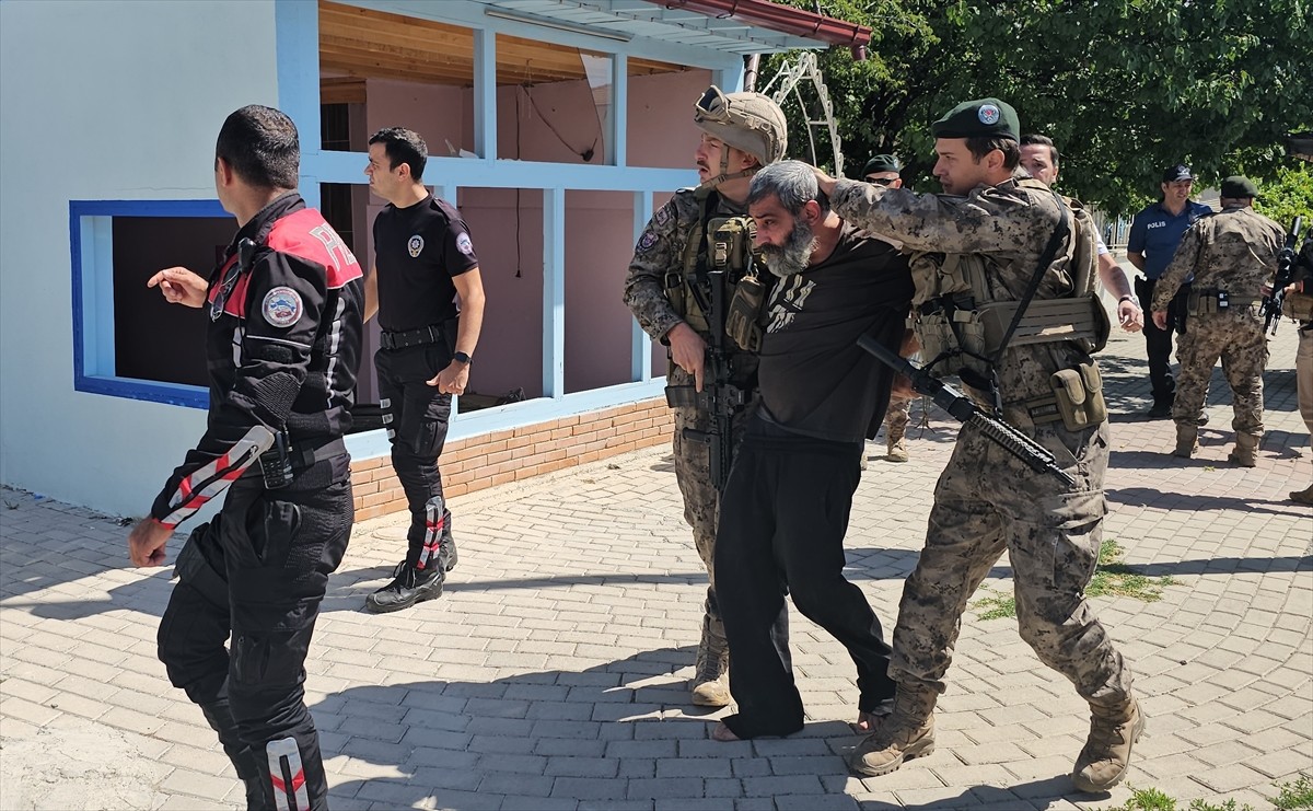 Erzincan'da çıkan silahlı kavgada 1 kişi öldü, 1 kişi yaralandı. Olayın ardından kaçan şüpheli...