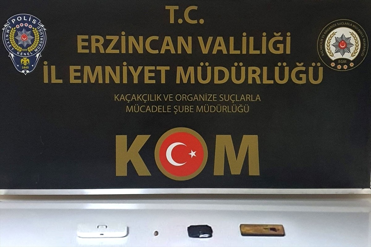Erzincan'da, ehliyet sınavına kopya düzeneğiyle giren kişi ile ona yardım eden 2 şüpheli gözaltına...