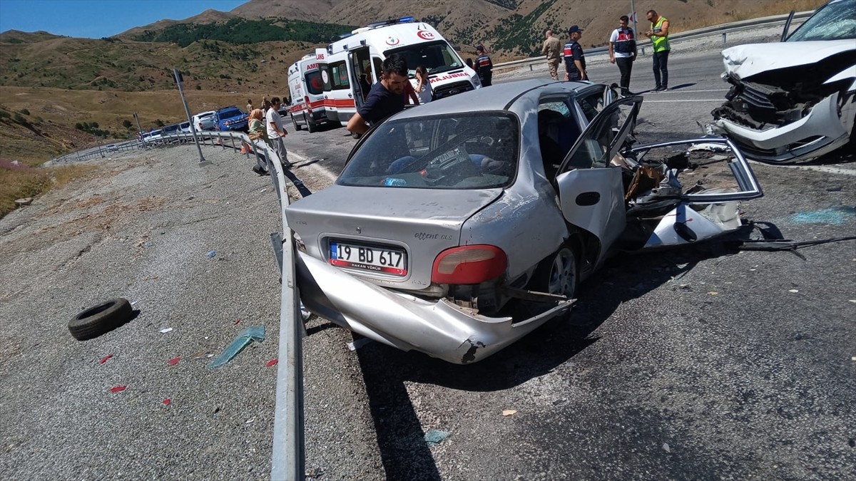 Erzincan'da iki otomobilin çarpışması sonucu 3 kişi öldü, 6 kişi yaralandı.