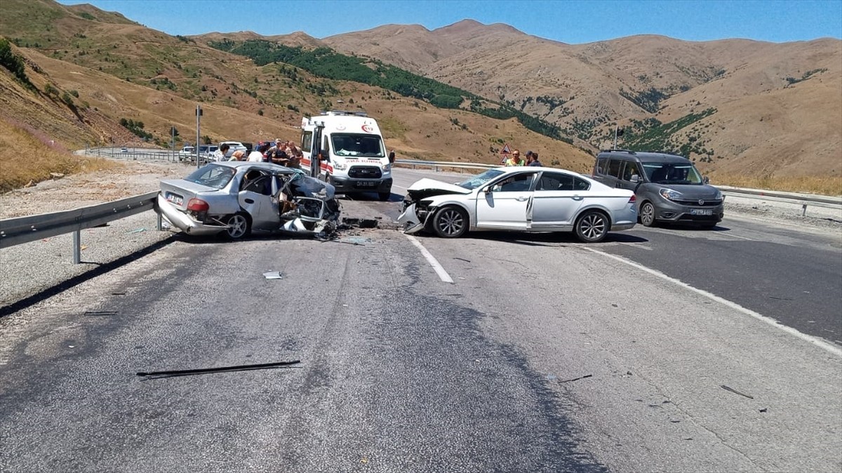 Erzincan'da iki otomobilin çarpışması sonucu 3 kişi öldü, 6 kişi yaralandı.