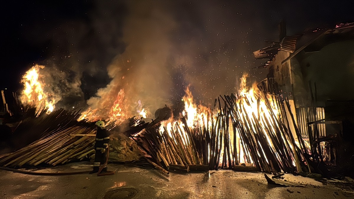 Erzincan'da Keresteciler Sitesi'nde çıkan yangın söndürüldü.