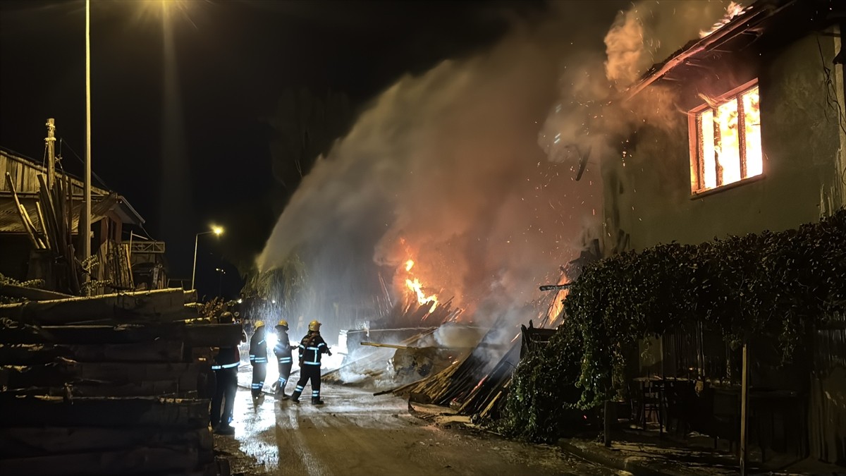 Erzincan'da Keresteciler Sitesi'nde çıkan yangın söndürüldü.