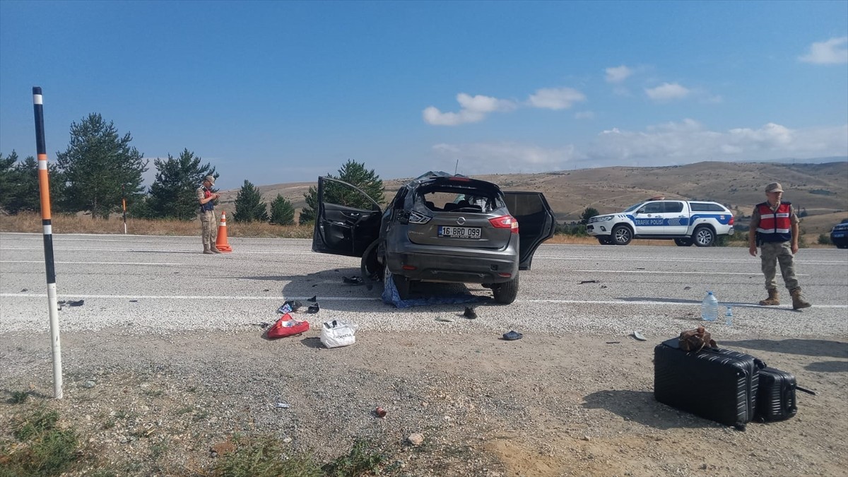 Erzincan'da takla atan SUV tipi araçtaki 1 çocuk öldü, biri ağır 3 kişi yaralandı.