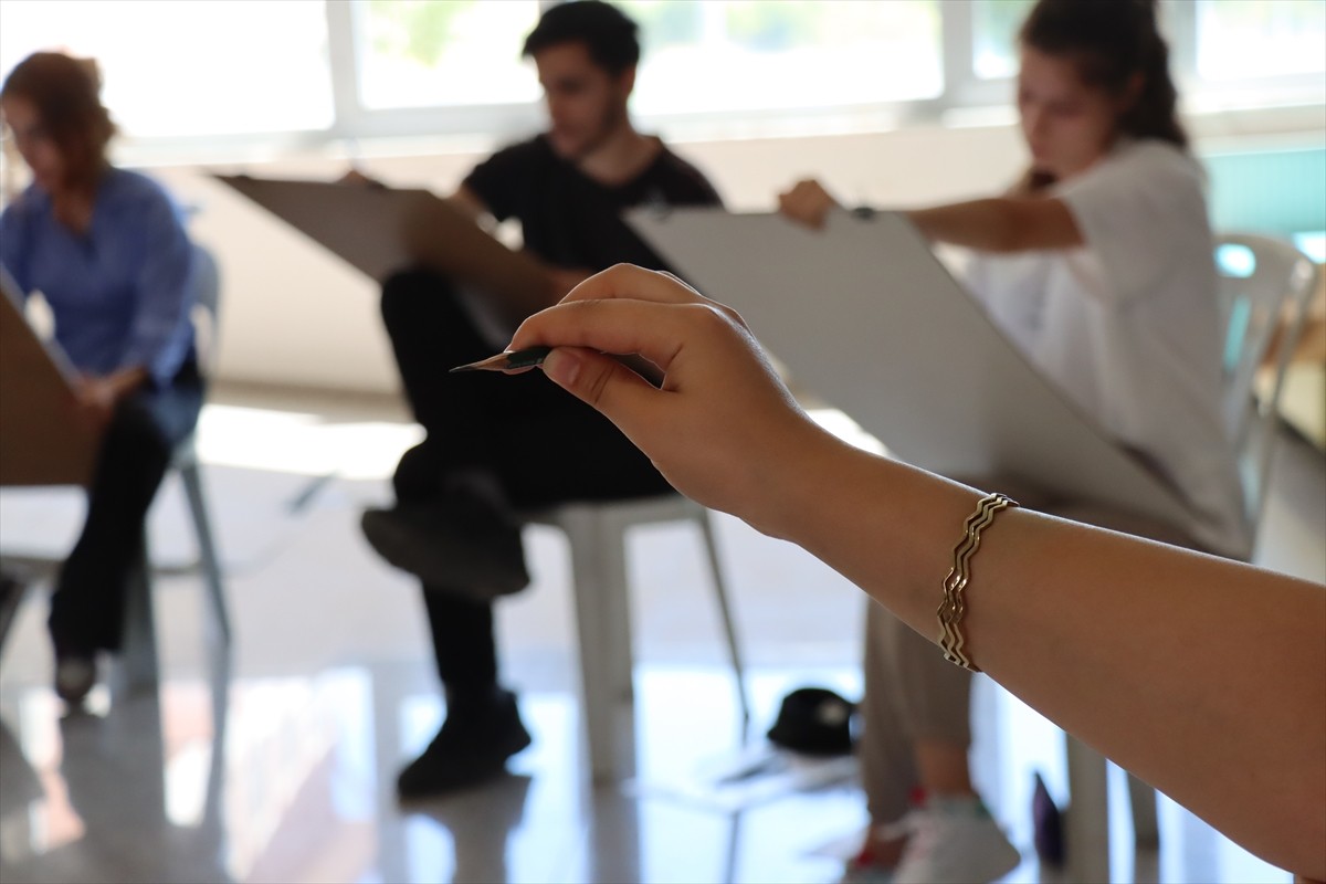Erzincan Binali Yıldırım Üniversitesi (EBYÜ) Güzel Sanatlar Fakültesi Resim Bölümü'nde eğitim...