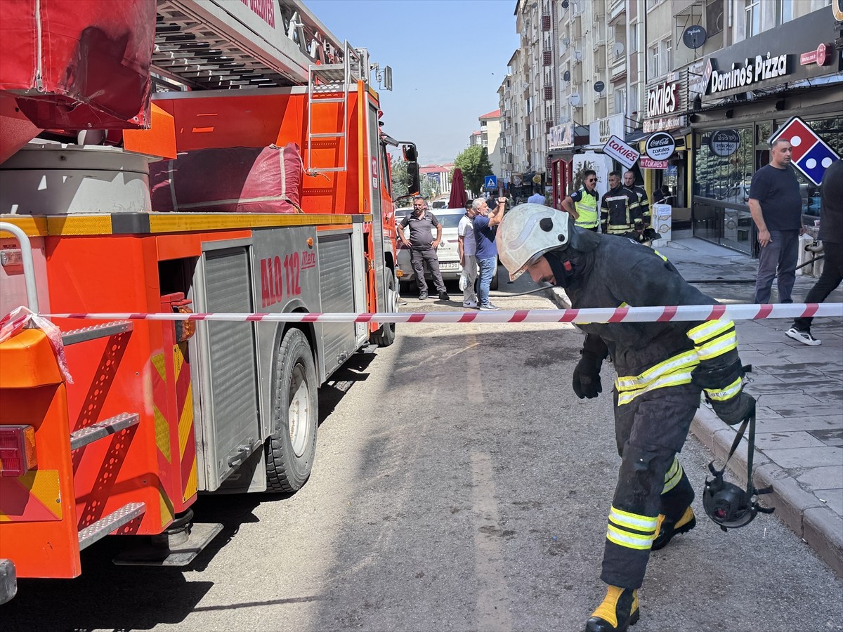 Erzurum'da, bir apartmandaki güzellik merkezinde çıkan yangında dumandan etkilenen kişi tedavi...