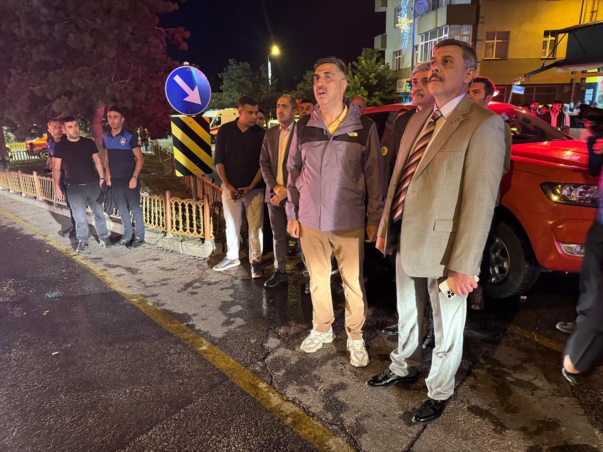 Erzurum'da, cağ kebabı restoranında çıkan yangın, yandaki binaların çatısına sıçradı. Restoranın...