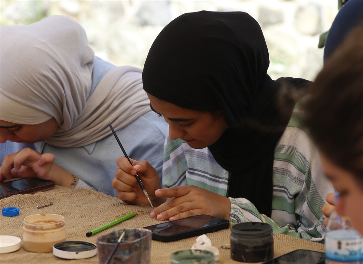 Erzurum'da öğrenim gören Filistinli öğrenciler, Kültür Yolu Festivali kapsamında Erzurum Kalesi...