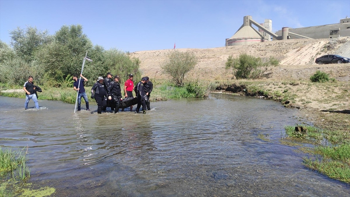 Erzurum'da otomobille Karasu Çayı'na düştükten sonra suyun akımına kapılarak kaybolan genç kızın...