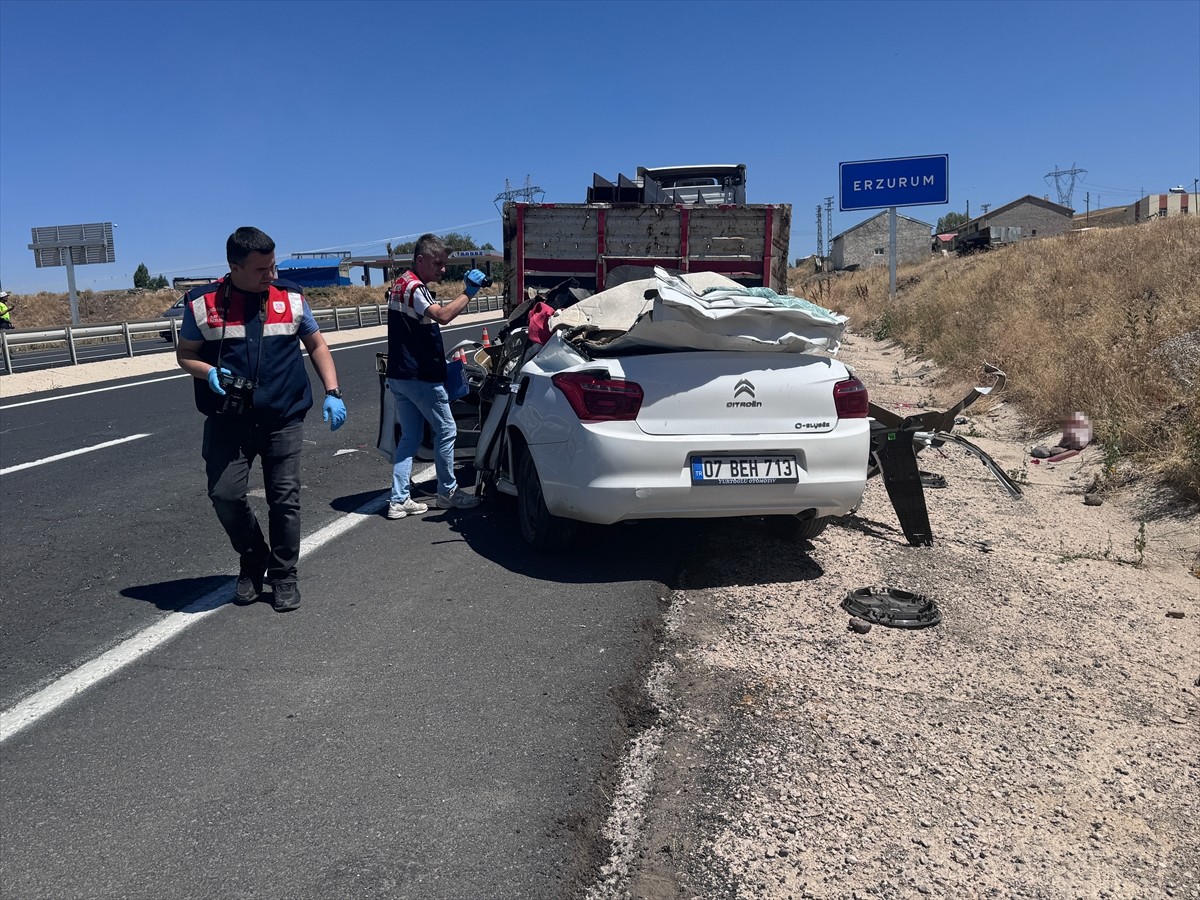 Erzurum'da park halindeki tıra çarpan otomobilin sürücüsü hayatını kaybetti.