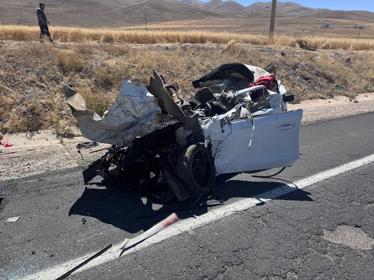 Erzurum'da park halindeki tıra çarpan otomobilin sürücüsü hayatını kaybetti.