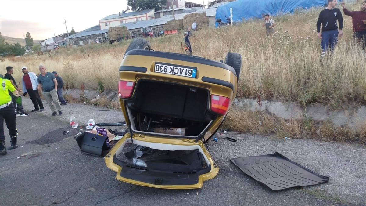 Erzurum'da takla atan otomobildeki 1 kişi hayatını kaybetti, sürücü ağır yaralandı.