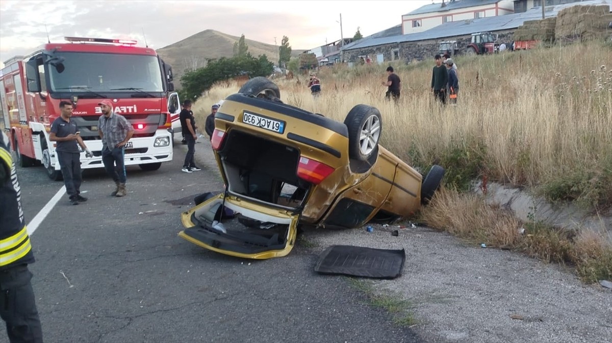 Erzurum'da takla atan otomobildeki 1 kişi hayatını kaybetti, sürücü ağır yaralandı.
