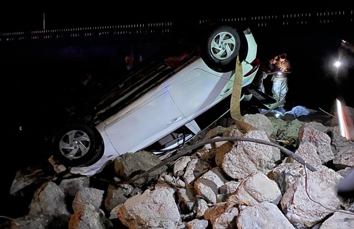 Erzurum'un Aşkale ilçesinde köprüden Karasu Çayı'na düşen otomobildeki 1 kişi hayatını kaybetti, 1...