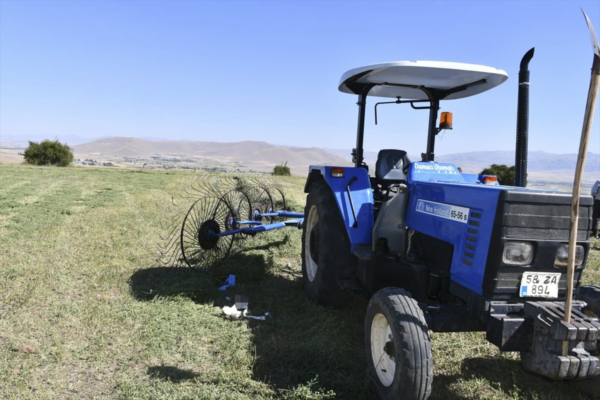 Erzurum'un Pasinler ilçesinde babasının kullandığı traktörün altında kalan çocuk hayatını...
