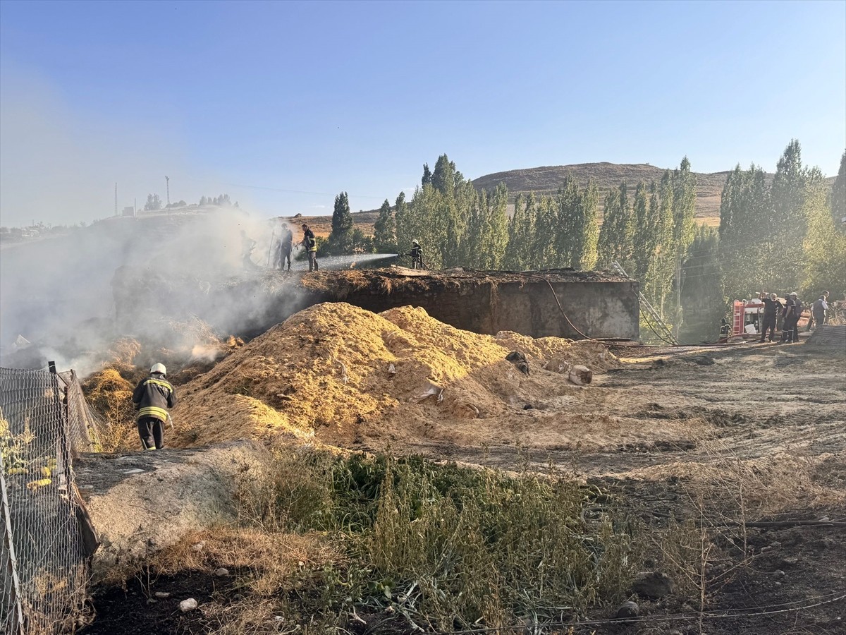 Erzurum'un Yakutiye ilçesinin kırsal mahallesinde bir evde çıkan ve bitişikteki ev ile ahırlara...