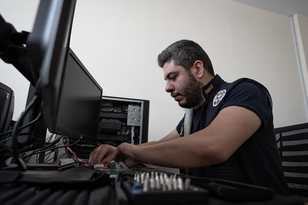 Erzurum Emniyet Müdürlüğü Siber Suçlarla Mücadele Şubesi ekipleri, "sanal alemi" takip edip...