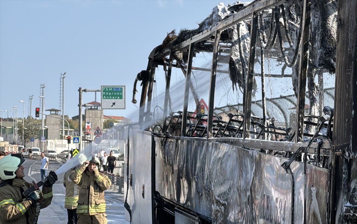 Esenler'de seyir halindeki servis minibüsünde çıkan yangın itfaiye ekiplerince söndürüldü.