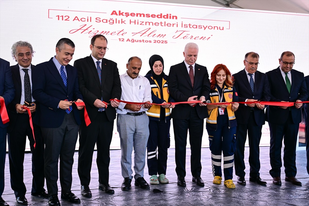Esenyurt'ta, Akşemseddin 112 Acil Sağlık Hizmetleri İstasyonu İstanbul Valisi Davut Gül (sağ 5) ve...