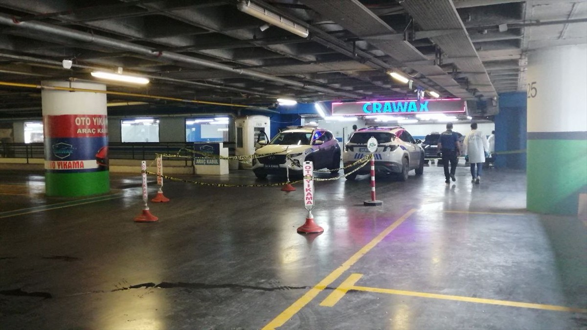 Esenyurt'ta motosikletli şüphelilerin bir alışveriş merkezinin (AVM) otoparkındaki oto yıkamacıya...