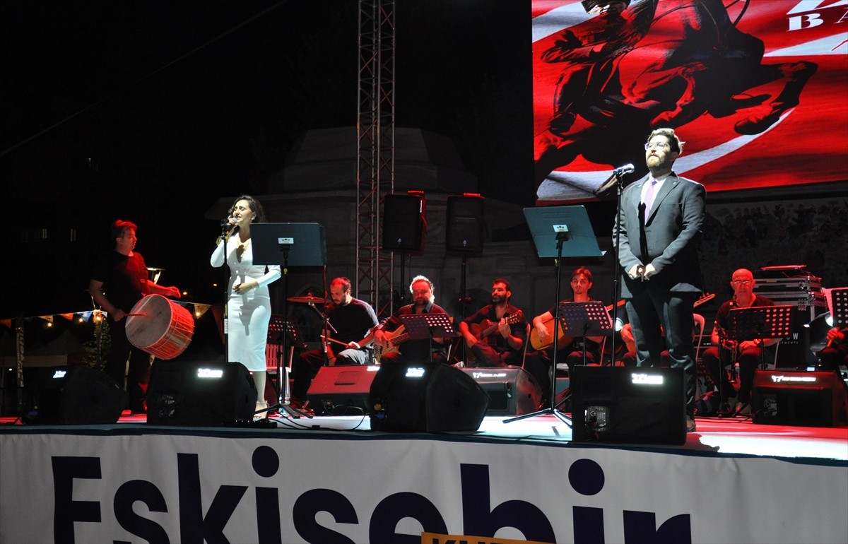 Eskişehir'de, 30 Ağustos Zafer Bayramı'nın 103. yıl dönümü dolayısıyla düzenlenen konserde senfoni...
