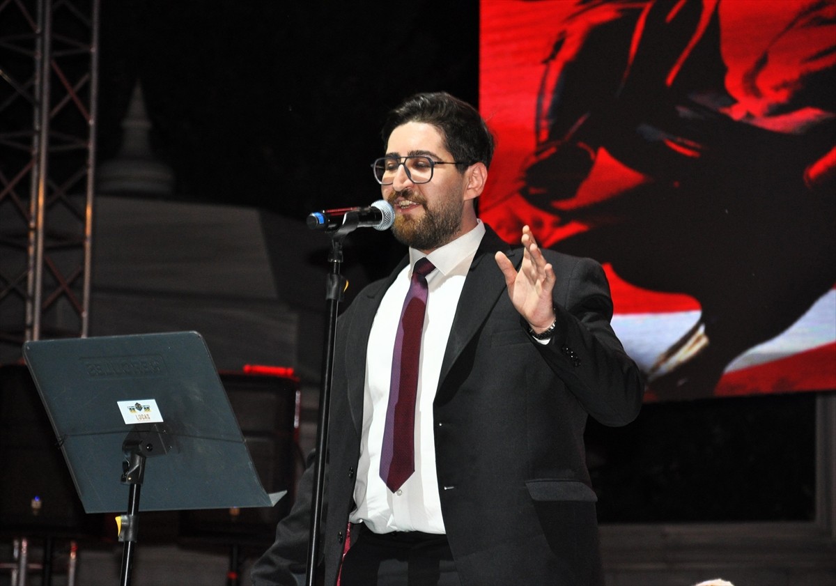 Eskişehir'de, 30 Ağustos Zafer Bayramı'nın 103. yıl dönümü dolayısıyla düzenlenen konserde senfoni...