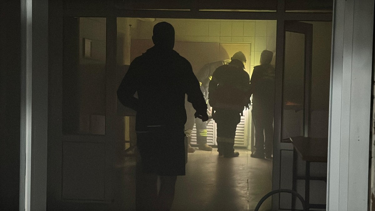 Eskişehir Büyükşehir Belediyesi (EBB) binasının bodrum katında oluşan duman, ekiplerce tahliye...