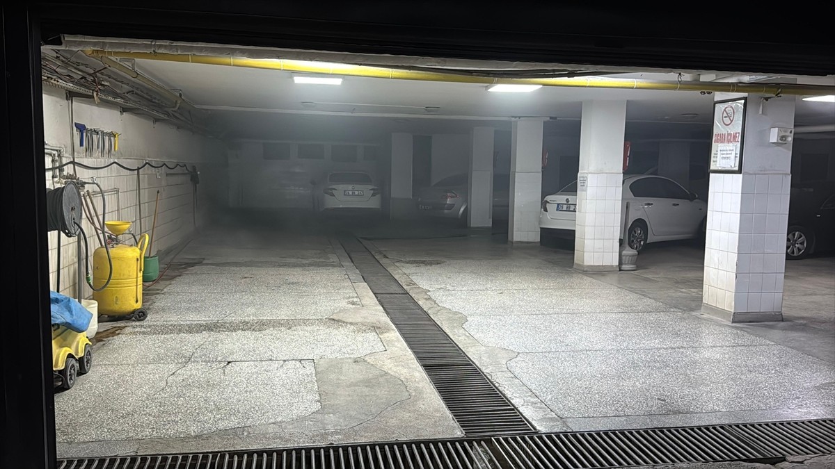 Eskişehir Büyükşehir Belediyesi (EBB) binasının bodrum katında oluşan duman, ekiplerce tahliye...