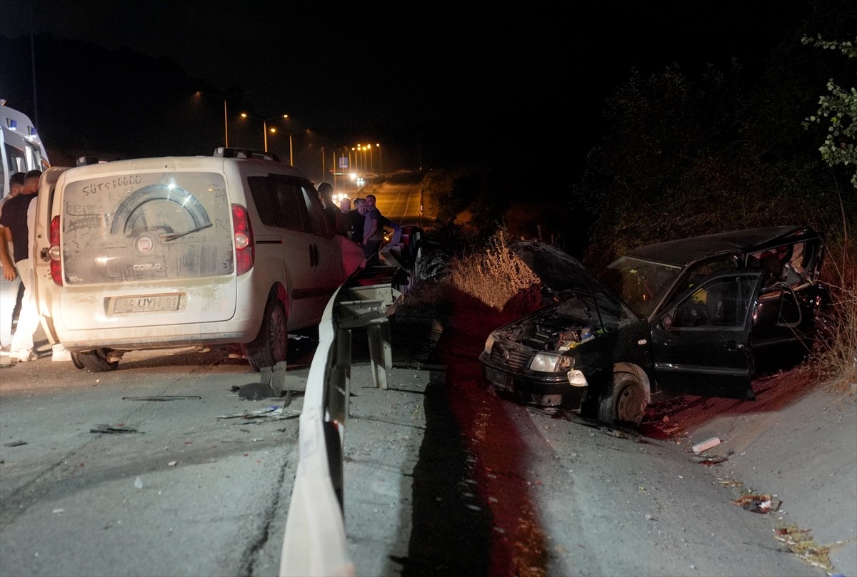 Eyüpsultan'da otomobil ile hafif ticari aracın çarpışması sonucu 2 kişi yaralandı.