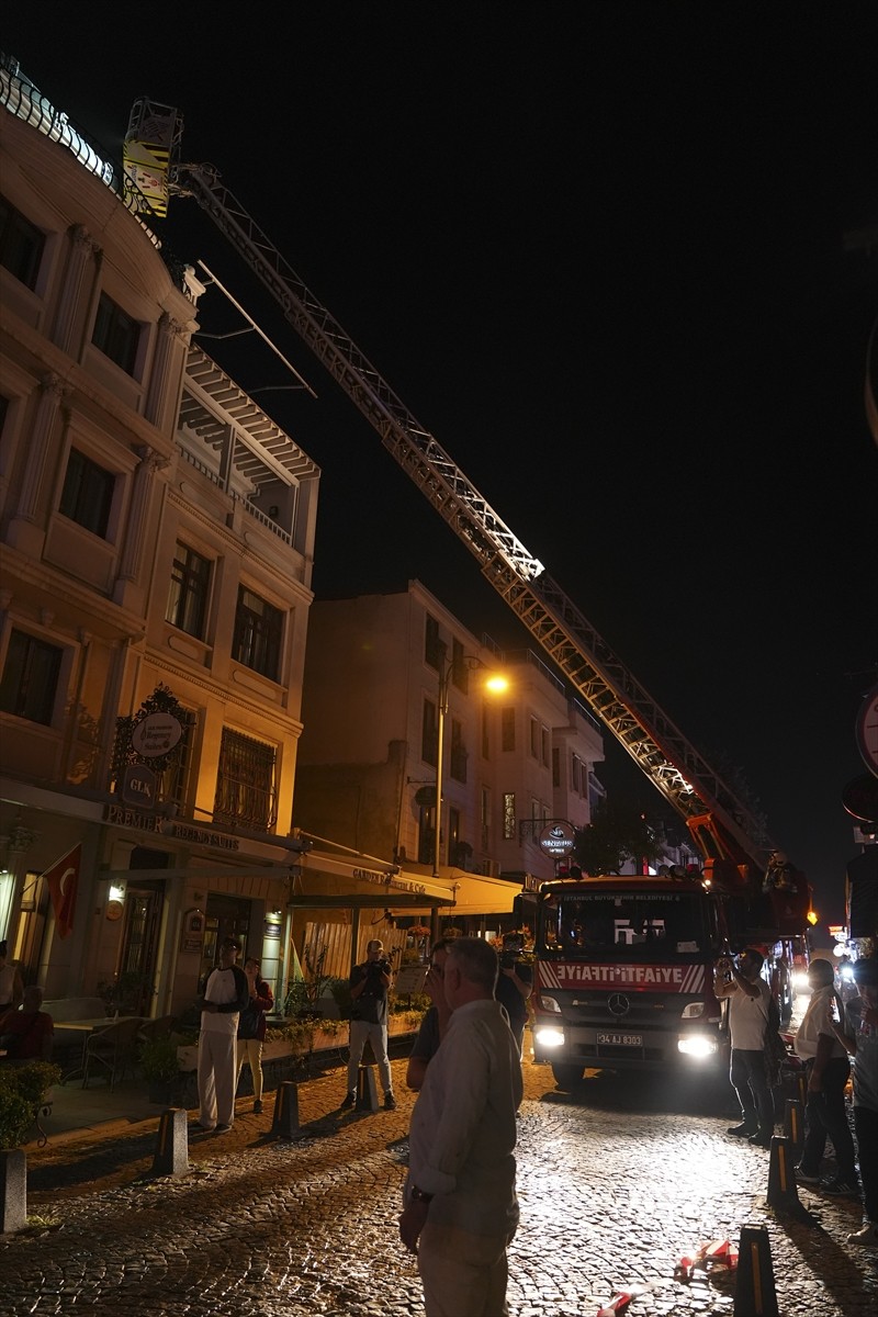 Fatih'te bir otelde çıkan yangın itfaiye ekiplerince söndürüldü. Dumanları fark eden görevliler...