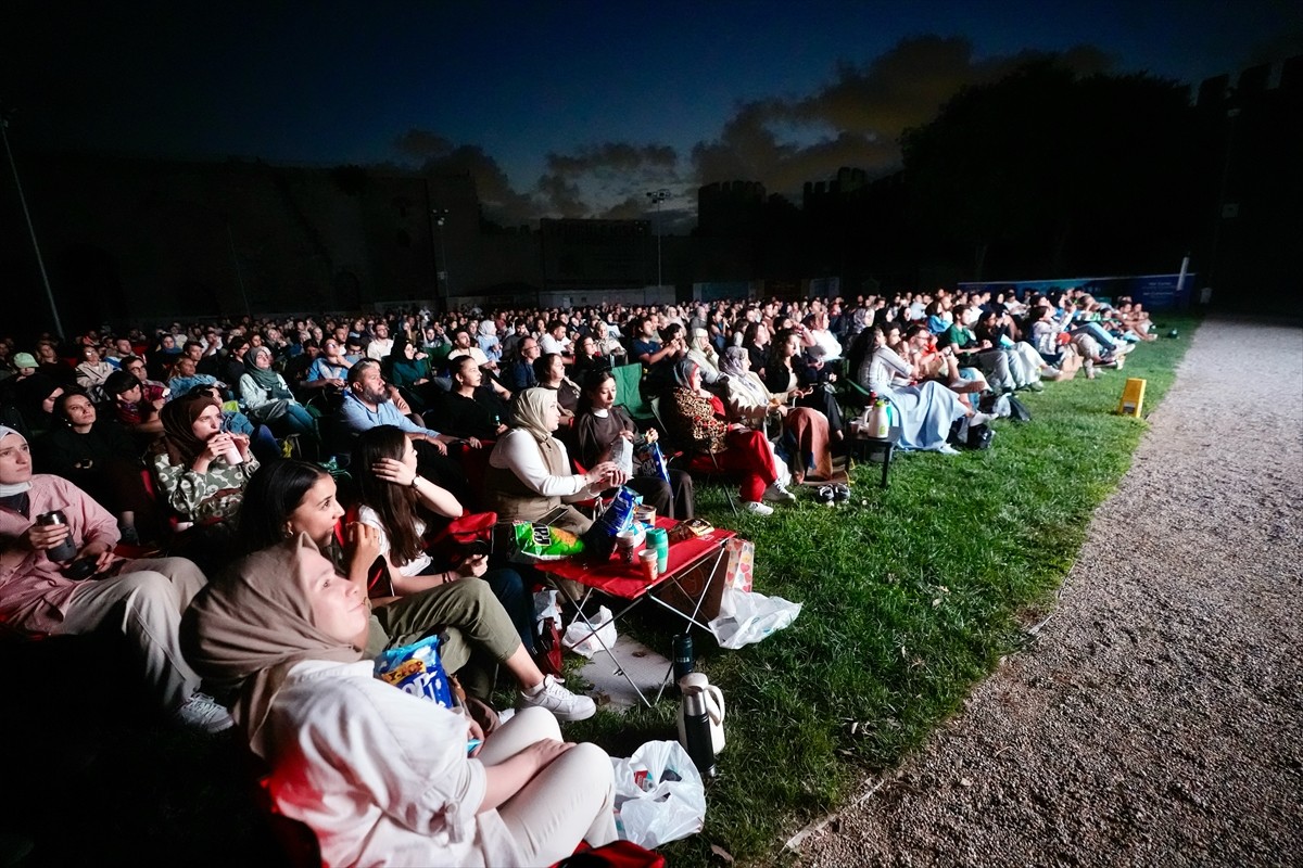 Fatih Belediyesinin ev sahipliğinde, tarihi Yedikule Hisarı'nda açık havada "Venedik'te Cinayet"...