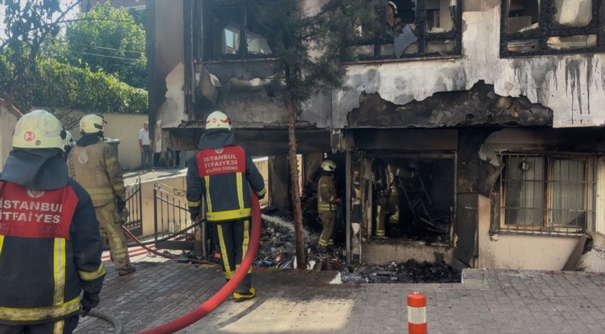 Fatih’te ecza deposunda çıkan yangın söndürüldü