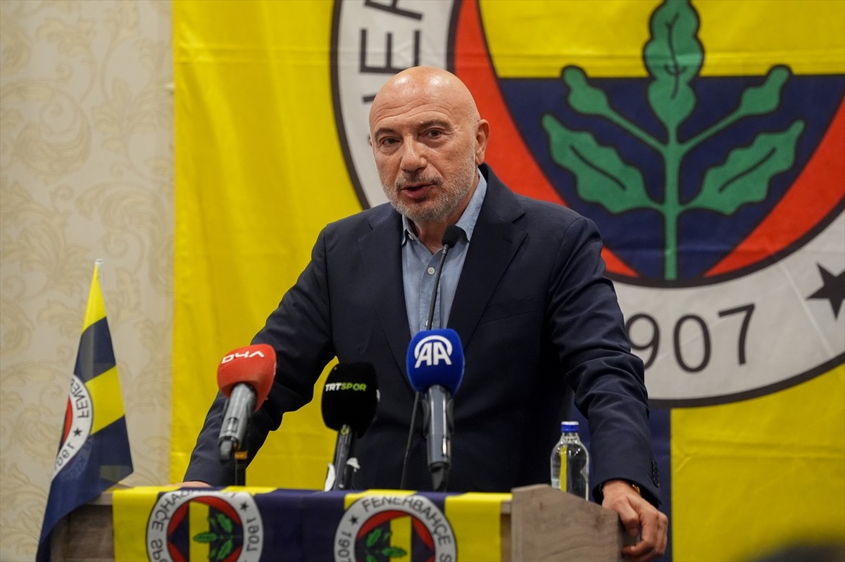 Fenerbahçe Kulübü Başkan Adayı Hakan Bilal Kutlualp, Ankara'da bir otelde taraftarlarla bir araya...