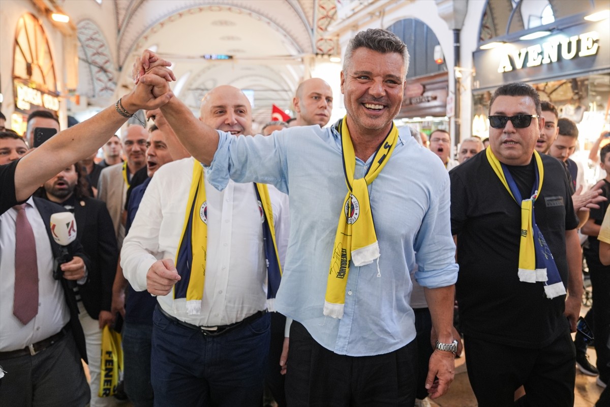 Fenerbahçe Kulübü Başkan Adayı Sadettin Saran, İstanbul'da Kapalıçarşı esnafıyla bir araya geldi....